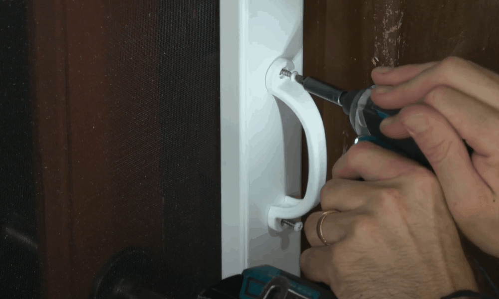 Install-the-doorknob